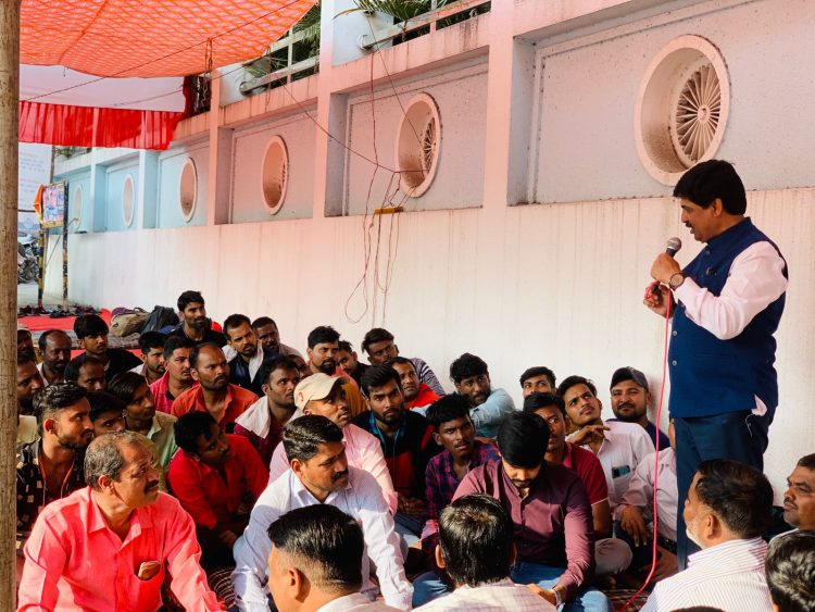 प्राणांतिक उपोषणाला बसलेले सोळा कामगार रुग्णालयातकाहींची प्रकृती चिंताजनक, प्रशासन मात्र डोळे मिटून