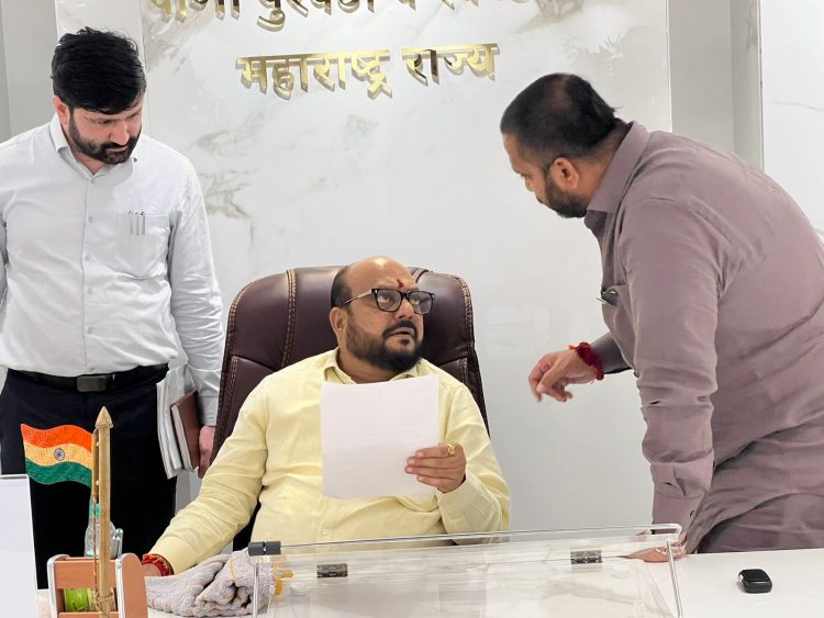 पिंपरी-चिंचवड मधील प्रलंबित प्रश्नांबाबत मुख्यमंत्र्यांना साकडे !- मुंबईत आमदार महेश लांडगे यांचा बैठकांचा सपाटा- विविध खात्यांच्या मंत्र्यांना निवेदनाद्वारे कार्यवाहीची मागणी