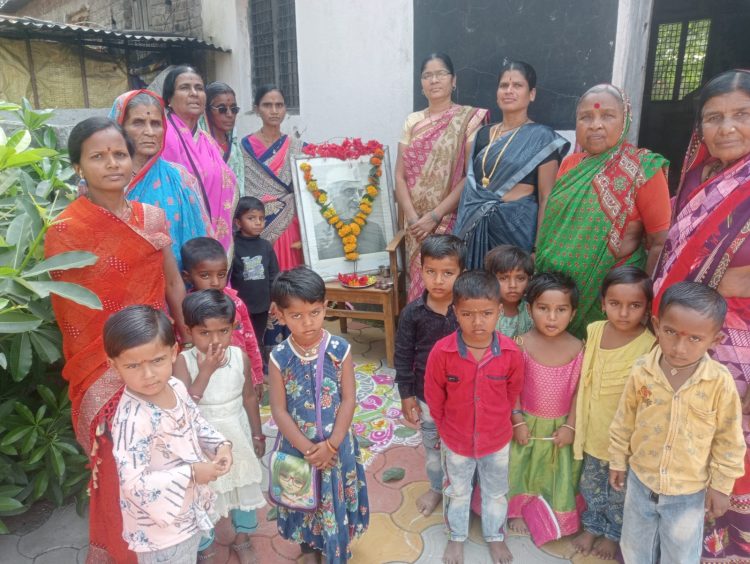 हातगावातील अंगणवाडी क्र.१५९ मध्ये बालदिन साजरा