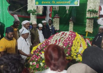 शेवगावचे ग्रामदैवत हजरत सय्यद सोनामिया वली यात्रा निमित्त चादर मिरवणुकीत शेवगावचे पोलिस निरीक्षक यांनी लावले गालबोट