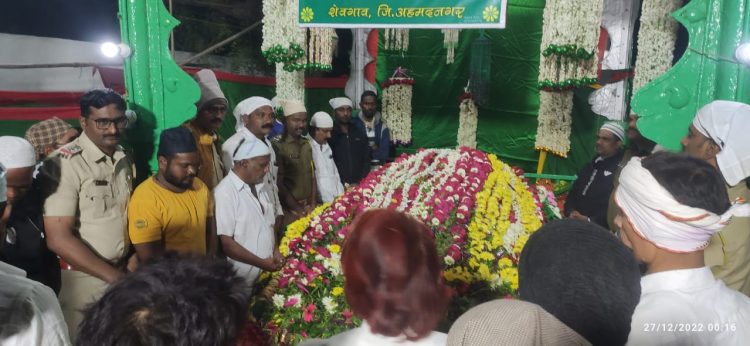 शेवगावचे ग्रामदैवत हजरत सय्यद सोनामिया वली यात्रा निमित्त चादर मिरवणुकीत शेवगावचे पोलिस निरीक्षक यांनी लावले गालबोट