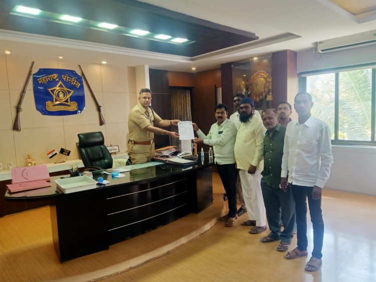 शेवगावचे पोलीस निरीक्षक विलास पुजारी यांना त्वरित निलंबित करण्यात यावे.