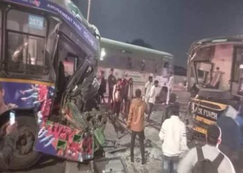 हडपसरमध्ये खासगी ट्रॅव्हल्स आणि पीएमपीएल समोरासमोर धडक,