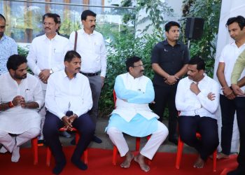 मनसेचे अध्यक्ष राज ठाकरे, मंत्री सुधीर मुनगंटीवार, आमदार संजय कुटे, अभिमन्यू पवार, जयंत पाटील यांची दिवंगत आमदार लक्ष्मण जगताप यांच्या कुटुंबियांचे केले सांत्वन