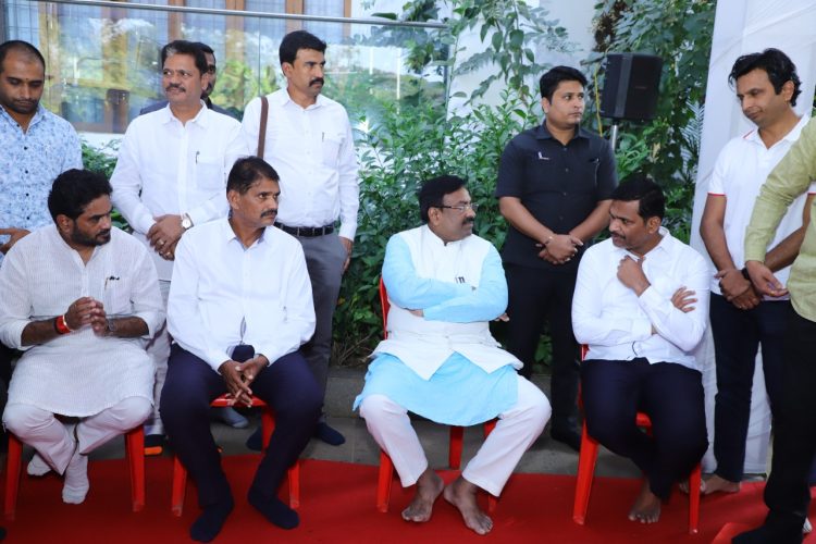 मनसेचे अध्यक्ष राज ठाकरे, मंत्री सुधीर मुनगंटीवार, आमदार संजय कुटे, अभिमन्यू पवार, जयंत पाटील यांची दिवंगत आमदार लक्ष्मण जगताप यांच्या कुटुंबियांचे केले सांत्वन