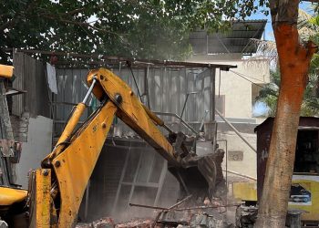 पिंपरी चिंचवड महानगरपालिकेच्या वतीने आज शहरात विविध ठिकाणी मोठ्या प्रमाणात अतिक्रमण कारवाई करण्यात आली.