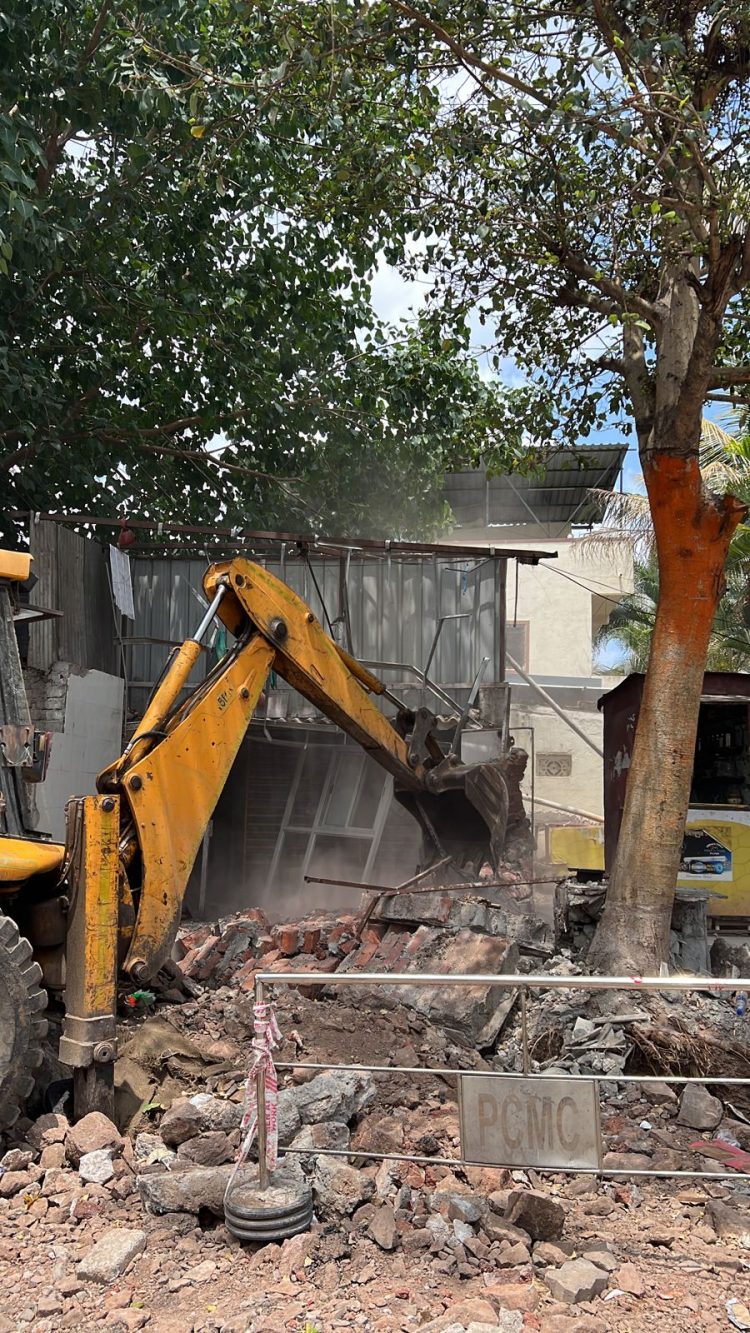 पिंपरी चिंचवड महानगरपालिकेच्या वतीने आज शहरात विविध ठिकाणी मोठ्या प्रमाणात अतिक्रमण कारवाई करण्यात आली.