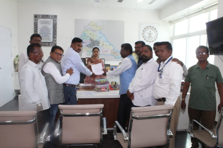 -पञकार हत्याकांड(जाहिर निषेध) चौथा स्तंभ पञकार संघटनेच्या वतीने पुणे जिल्हाधिकारी यांना  सम्राटचे जिल्हा प्रतिनिधी  रणजित इंगळे हत्या प्रकरणी चौकशीची मागणी…