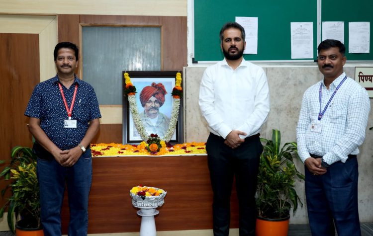 राजर्षी छत्रपती शाहू महाराज यांच्या जयंतीनिमित्त पिंपरी येथील मुख्य प्रशासकीय इमारतीमधील प्रतिमेस आयुक्त तथा प्रशासक शेखर सिंह यांच्या हस्ते पुष्पहार अर्पण करून अभिवादन करण्यात आले.