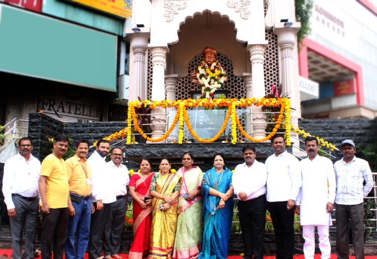 लोकमान्य बाळ गंगाधर टिळक यांच्या जयंती निमित्त पिंपरी चिंचवड महापालिकेच्या वतीने निगडी येथील त्यांच्या पुतळ्यास अतिरिक्त आयुक्त उल्हास जगताप यांच्या हस्ते पुष्पहार अर्पण करून अभिवादन करण्यात आले,