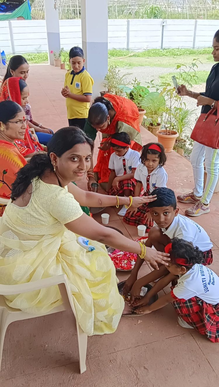 सर्व मातांना शाळेत बोलावून देहूगाव येथील  मापुस्कर गुरुकुल मध्ये  गुरुपौर्णिमा साजरी