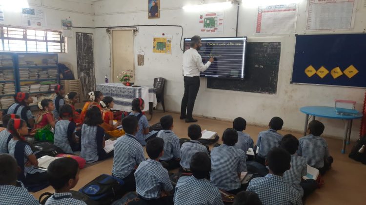 शिक्षक दिनानिमित्त आयुक्त आणि विद्यार्थ्यांनी केली भूमिकांची अदलाबदल
