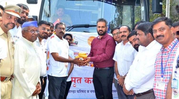 माझी माती माझा देश अभियानामध्ये अमृत कलश घेऊन पुण्याहून मुंबईकडे निघालेल्या अमृत कलश यात्रेचे स्वागत.