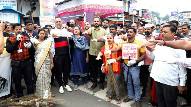 स्वच्छतेच्या बाबतीत जागरूक राहू आणि स्वच्छतेसाठी वेळही देवू.