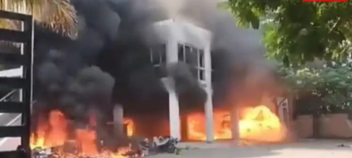 आमदार प्रकाश सोळंके यांचे घर पेटवले; मराठा आरक्षण आंदोलक आक्रमक