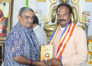 सम्राट विचार मंच वतीने संविधान ग्रंथ वाटप करून संविधान दिन साजरा