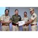 उल्लेखनिय कामगिरी करणा-या पोलीस अधिकारी व अंमलदार यांचा प्रशस्तीपत्र व बक्षिस देवून सत्कार..