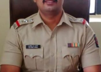 प्रवासादरम्यान सहाय्यक पोलीस निरीक्षक श्री. बलभीम ननवरे  यांची समय सूचकता व चिकित्सक वृत्ती मुळे अल्पवयीन मुलीचा  अपहरणकर्तेच्या ताब्यातून सुटका