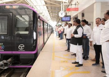 खासदार बारणे यांनी मेट्रोने केला प्रवास व प्रवासादरम्यान साधला प्रवाशांशी संवाद..