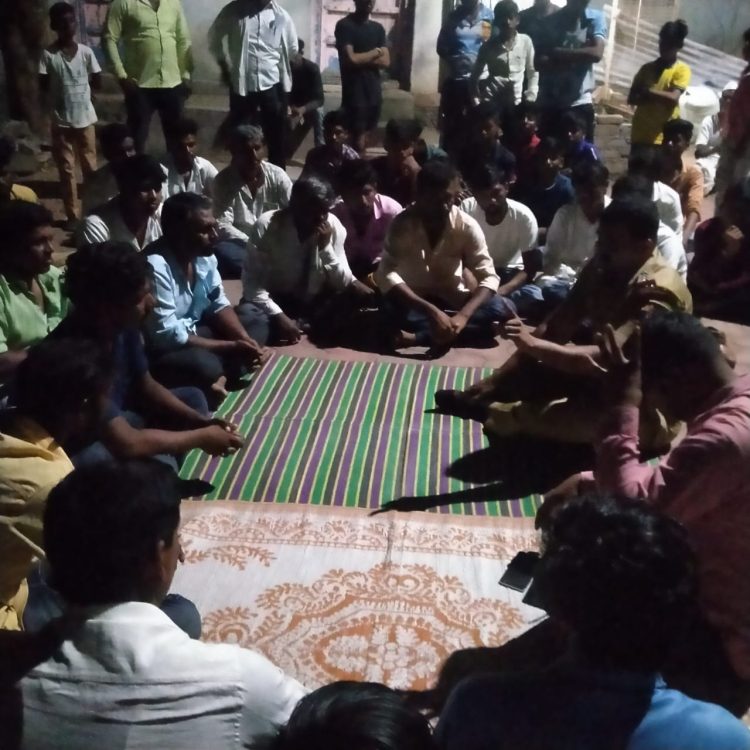 तलवाडा पोलिस स्टेशनचे पोलिस उपनिरीक्षक सोमनाथ नर्के साहेब यांच्या उपस्थीत मौजे रामपुरी येथे मिटिंगचे आयोजन ..