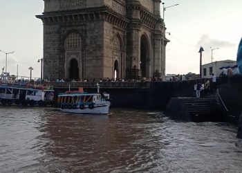 घारापुरी मतदान केंद्रावर पोहोचण्यासाठी मतदान कर्मचाऱ्यांचा बोटीतून प्रवास