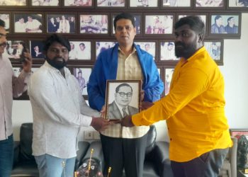 कोकण पदवीधर मतदार संघाच्या आमदार पदी निवड झाल्या बंद्दल निरंजन दादा डावखरे यांना शुभेच्छा देतांना  महाराष्ट्र रिपब्लिकन पक्षाचे ठाणे जिल्हाध्यक्ष दुर्गेश भाऊ उघडे व पदाधिकारी