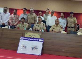 सासवड पोलीस स्टेशन हद्दीतील आईस्क्रीम पार्लर चालकावर फायरींग करणारे अनोळखी आरोपींना ताब्यात घेवून दोन पिस्टल व पाच जिवंत काडतूस केले हस्तगत स्थानिक गुन्हे शाखा व सासवड पोलीस स्टेशन पुणे ग्रामीणची कामगिरी..