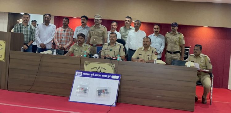 सासवड पोलीस स्टेशन हद्दीतील आईस्क्रीम पार्लर चालकावर फायरींग करणारे अनोळखी आरोपींना ताब्यात घेवून दोन पिस्टल व पाच जिवंत काडतूस केले हस्तगत स्थानिक गुन्हे शाखा व सासवड पोलीस स्टेशन पुणे ग्रामीणची कामगिरी..