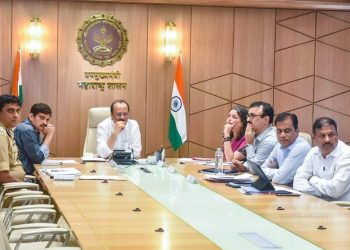 पुणे शहराच्या वाहतूक कोंडी समस्येसंदर्भात आज मंत्रालयातील समिती कक्षात सर्वंकष आढावा बैठक घेतली.