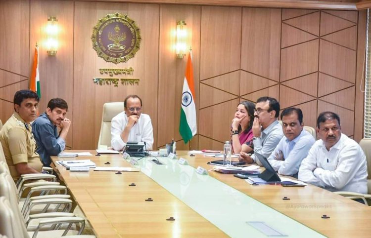 पुणे शहराच्या वाहतूक कोंडी समस्येसंदर्भात आज मंत्रालयातील समिती कक्षात सर्वंकष आढावा बैठक घेतली.