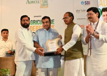 मुख्यमंत्र्यांनी स्वीकारला महाराष्ट्राचा सर्वोत्कृष्ट कृषी राज्याचा पुरस्कार