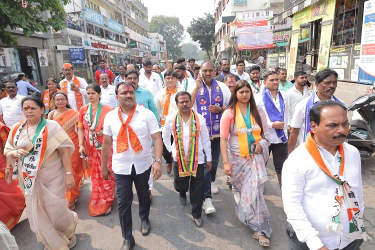 पिंपरी मध्ये आमदार अण्णा बनसोडे यांच्या पदयात्रेत लोटला लाडक्या बहिणींचा जनसागर