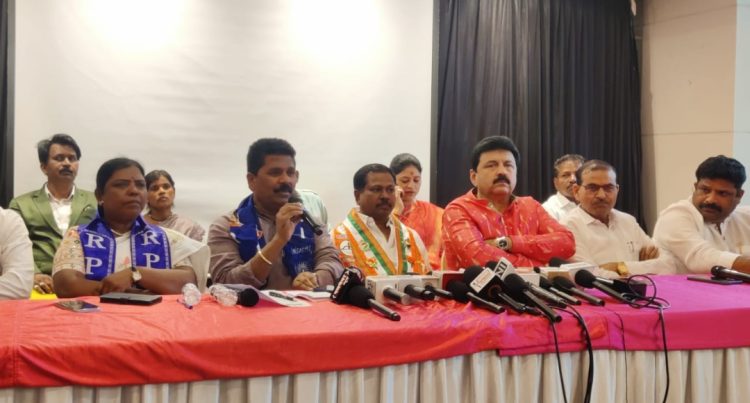 आरपीआय आठवले गटाच्या चंद्रकांता सोनकांबळे यांच्यासह अनेकांनी घेतली आ. अण्णा बनसोडे यांच्यासाठी माघार
