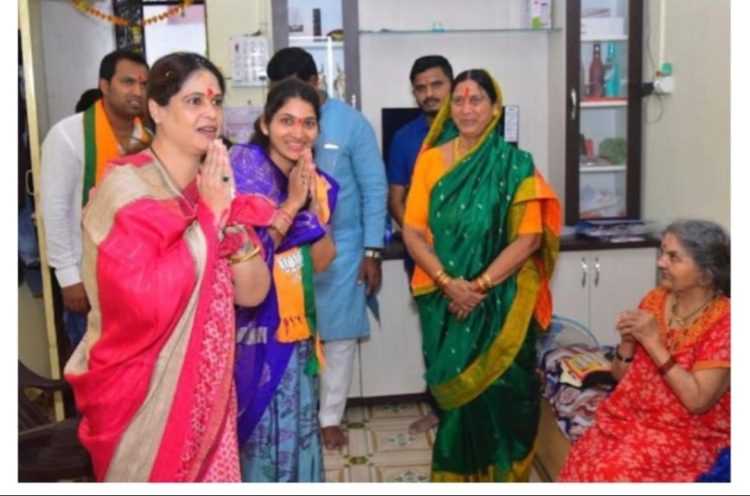 थेरगाववासीय महायुतीच्या पाठीशी.. आमदार अश्विनी जगताप यांनी घेतल्या मतदारांच्या गाठीभेटी..