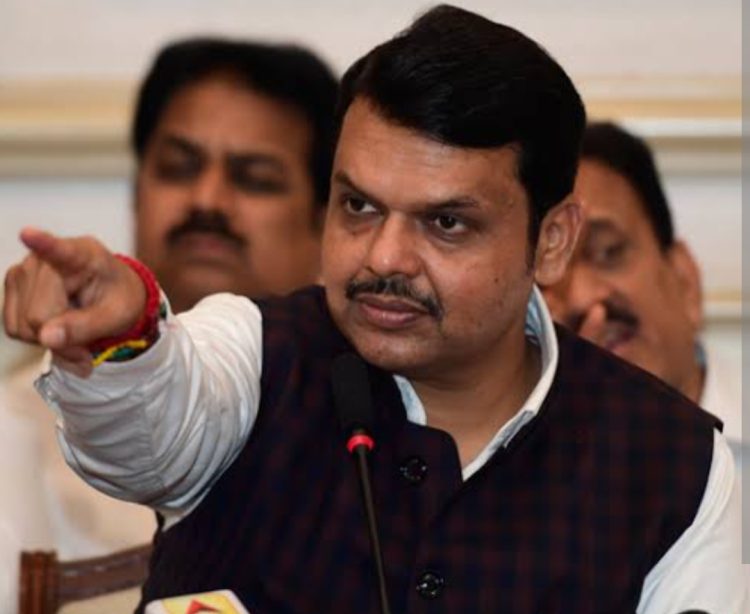 स्मार्ट रेशनकार्ड प्रथम कामगारांना प्राधान्याने द्या- मुख्यमंत्री देवेंद्र फडणवीस