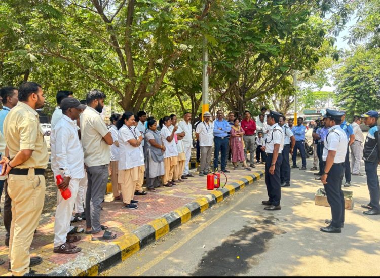 पिंपरी चिंचवड महानगरपालिकेच्या वतीने यमुनानगर रुग्णालयात अग्नि प्रतिबंधात्मक प्रशिक्षण व प्रात्यक्षिकांचे सादरीकरण