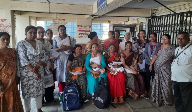 पिंपरी चिंचवड महानगरपालिकेच्या मालमत्ता कर बिलांचे बचत गटांच्या महिलांकडून वाटप सुरू