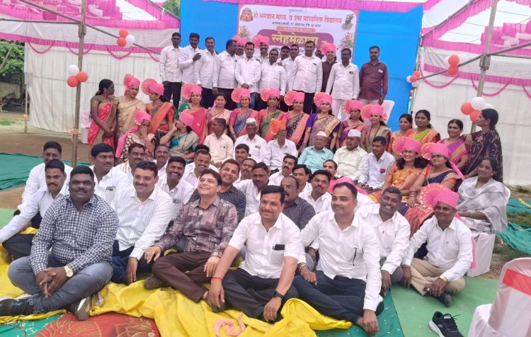 तब्बल 26 वर्षानंतर श्री भगवान विद्यालय बालमटाकळी ता.शेवगाव येथे शालेय विद्यार्थी व विद्यार्थिनी गेट-टुगेदर या कार्यक्रमानिमित्त आले एकत्र