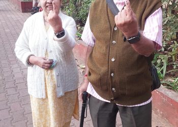 ज्येष्ठ नागरिकांचा उत्साह..मतदान करतानी