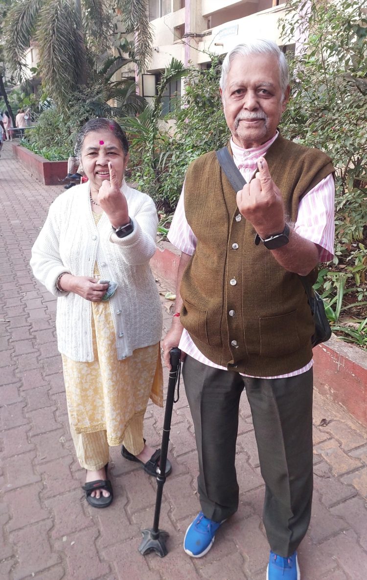 ज्येष्ठ नागरिकांचा उत्साह..मतदान करतानी