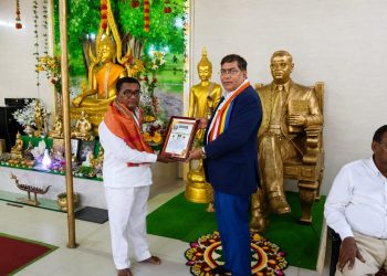 गीतकार अशोक गायसमुद्रे यांना वामनदादा कर्डक पुरस्कार देऊन गौरविण्यात आले