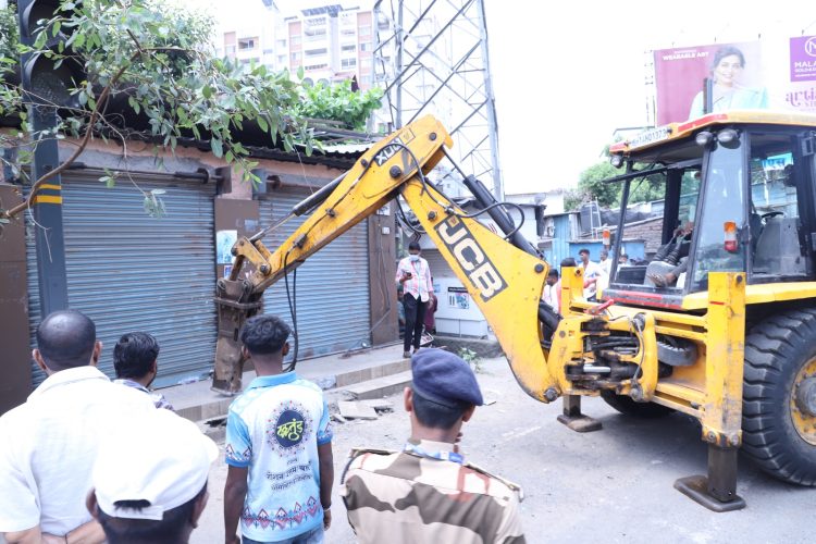 थेरगाव येथे रस्ता रुंदीकरणासाठी १ हजार ८५८.२५ चौरस मीटर क्षेत्रातील अनधिकृत बांधकामांवर निष्कासन कारवाई